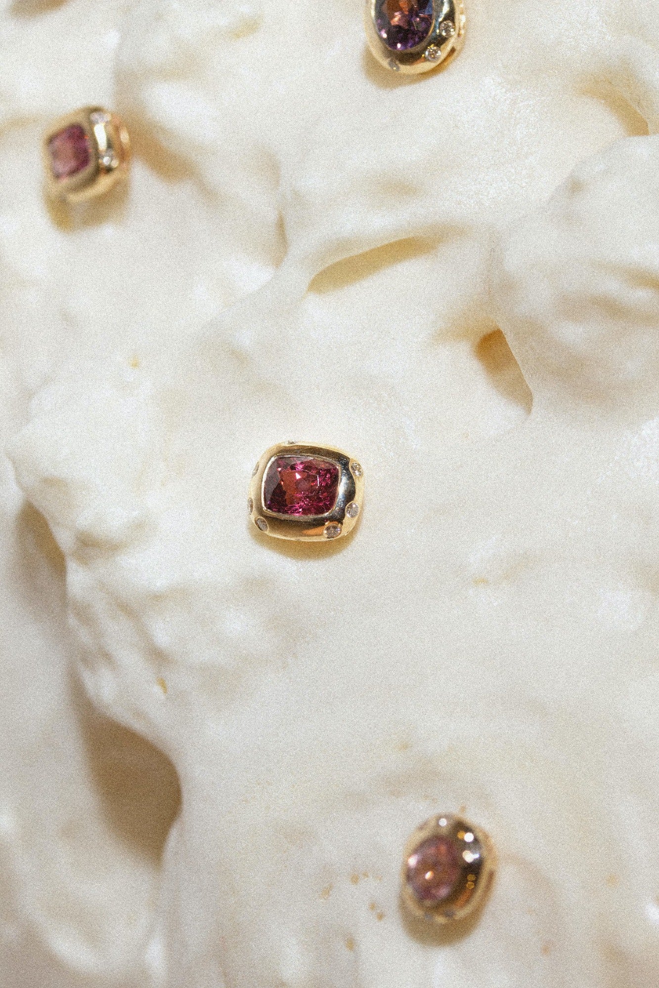 LA PUCE MONO LUXE - Puce en or 9 carats, Spinelle & diamants naturels ...